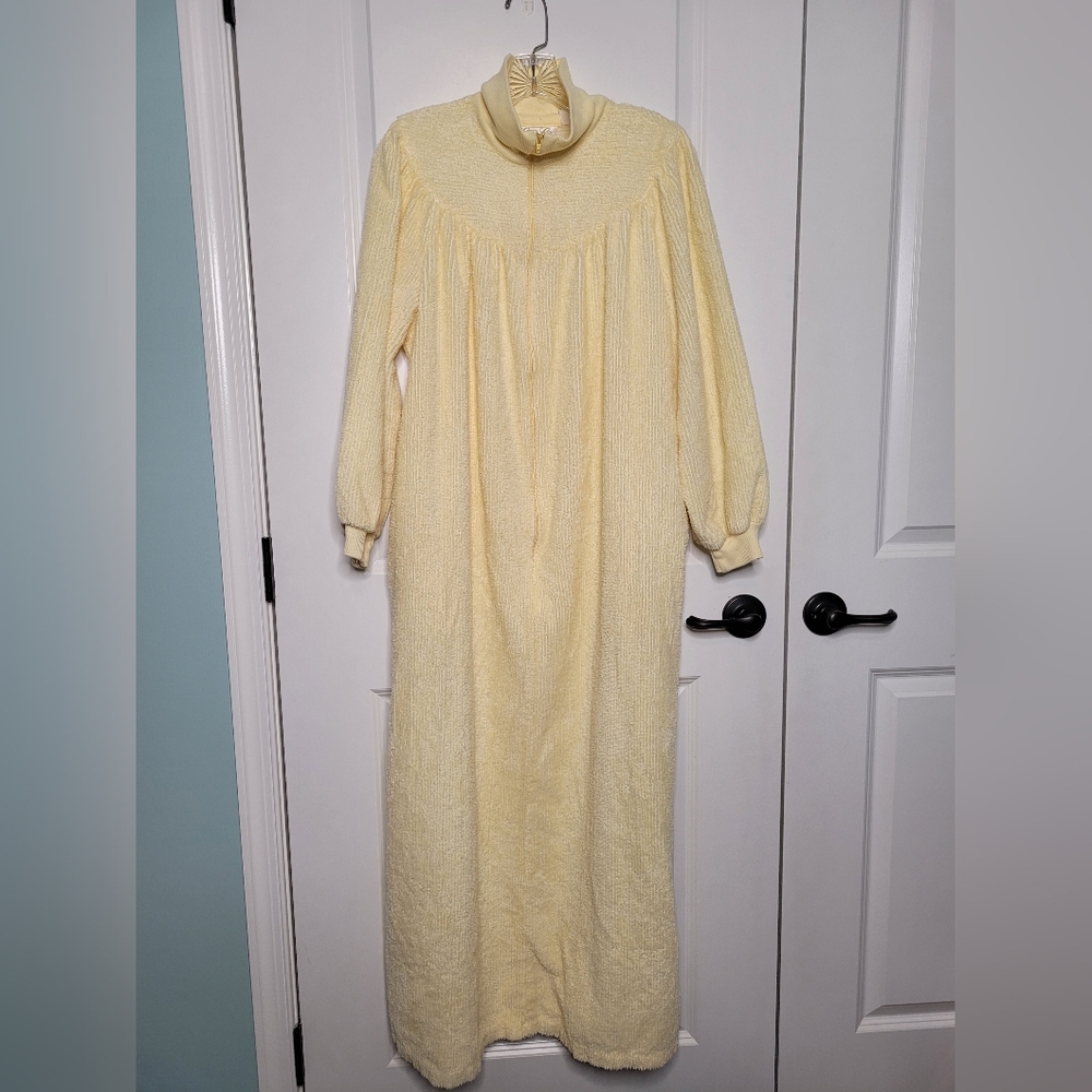 Vintage Leisure Life Chenille Zip Yellow Robe Women's M Made in USA Turtleneck